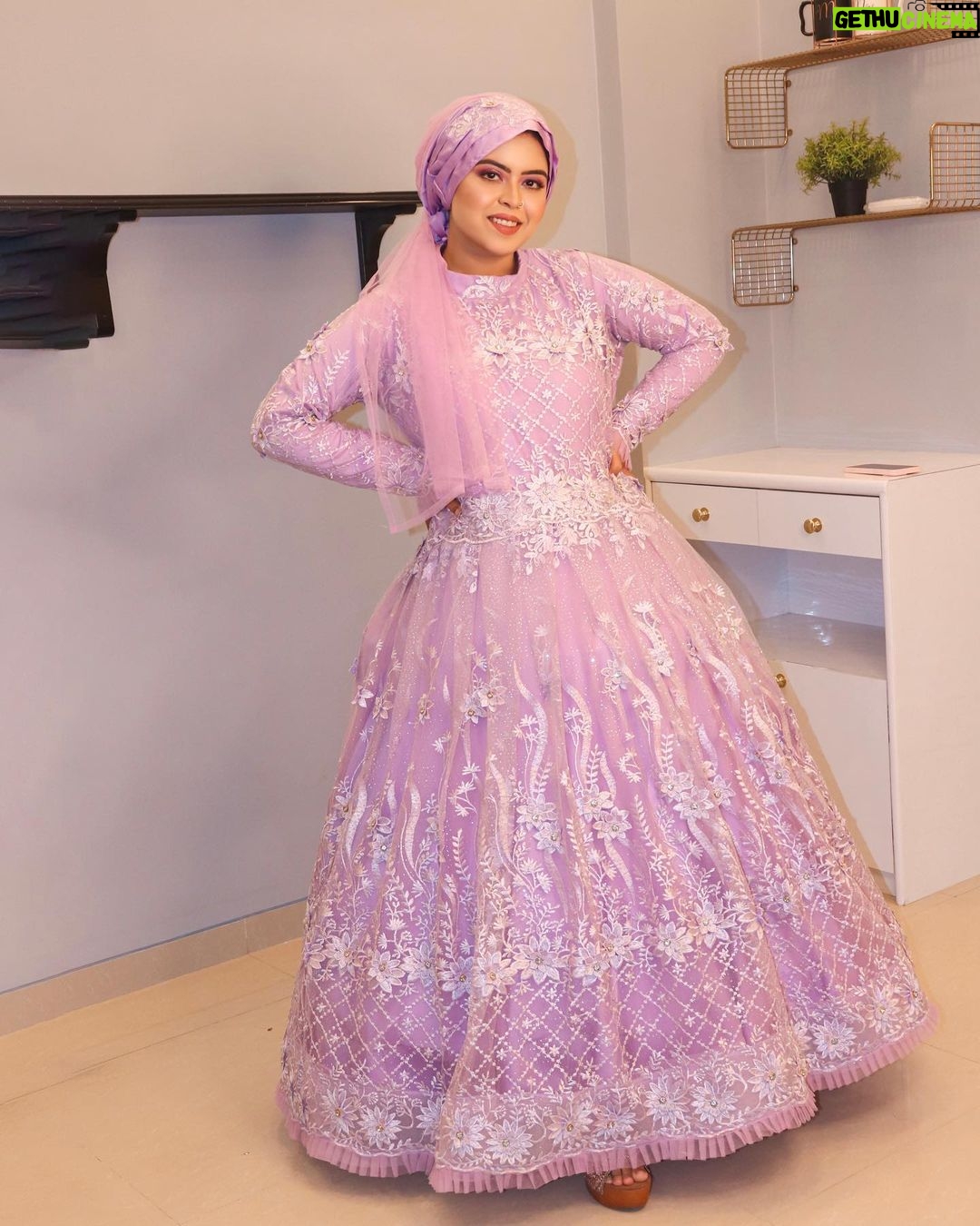 Saba Ibrahim Instagram - Tere khayalon ki Malika π . . Outfit - @ar_fabrics @ar_designer_surat π . . . Makeup- @makeup_by_aasiyakashmiri . . . #sabaibrahim#sabakajahaan#youtuber#vlogger#indianinfluencer#makeover#designergown#weddingoutfits#photoshoot#lookoftheday#trending#modestclothing