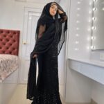 Saba Ibrahim Instagram - Main tumhe yaad nahi karti.. Tum mujhe yaad ho gaye ho 🖤 . . Outfit- @ans_chikankari_4u 👗 . . . #sabaibrahim#sabakajahaan#black#blacklove#chikankari#lucknowichikankari#ootd#photoshoot#trending#blackhijab#outfitideas#modestclothing#love#peace