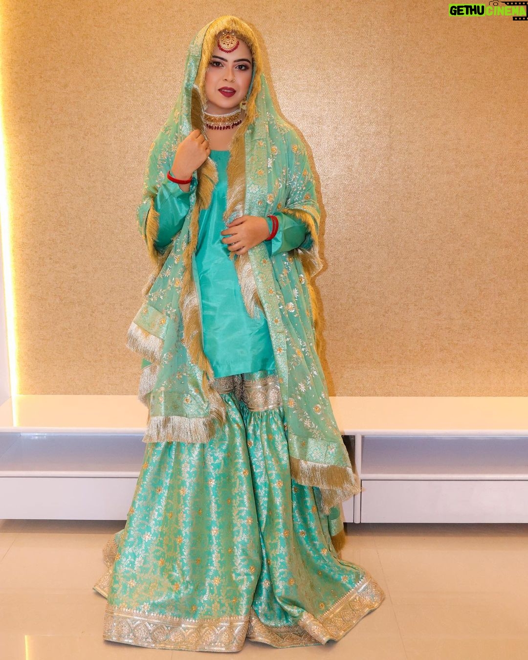 Saba Ibrahim Instagram - Suno.. bahut acha lagta hai mujhe.. Tumhara had mein rehkar behad pyar karna ❤️ . . Outfit - @online_ghararas 👗 . . Makeup - @makeup_by_aasiyakashmiri . . Edit - @parinda_pawan . . . #sabaibrahim#sabakajahaan#outfit#gharara#shararasuit#weddingoutfits#bridalmakeup#bridalwear