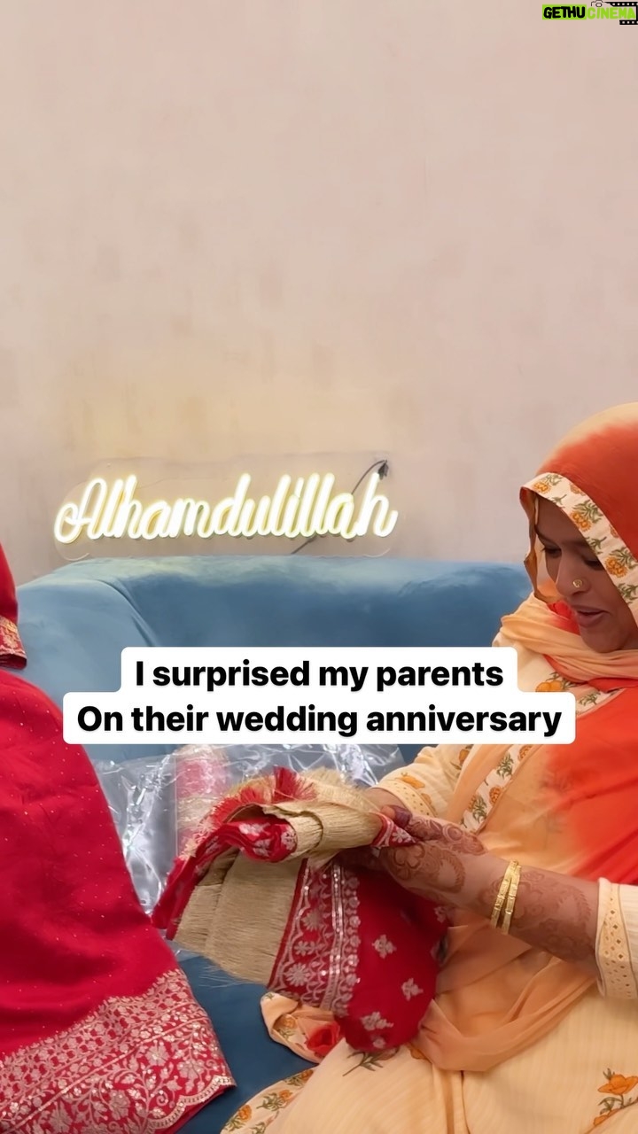 Saba Ibrahim Instagram - Kyuki Ammi papa ki shadi k time pe na hi aisa laal Dulhan wala joda tha na hi photohraphs aur na hi video❤️ 🥲 . . #sabaibrahim#sabasitaraibrahim#ibrahimfamily#vlogs#youtuber#weddinganniversary#parentsanniversary#surprise#wedding#bridegroom#lovecouple