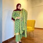 Saba Ibrahim Instagram - Ajeeb si hai betabi tere bina.. Reh bhi lete aur raha bhi nahi jata ❤️🙃 . . Outfit - @ak.batiq . . . #sabaibrahim#sabakajahaan#blogger#vlogger#influencer#outfitoftheday#outfitideas#cottonoutfit#ootd#trending#modestclothing#hijab#photoshoot