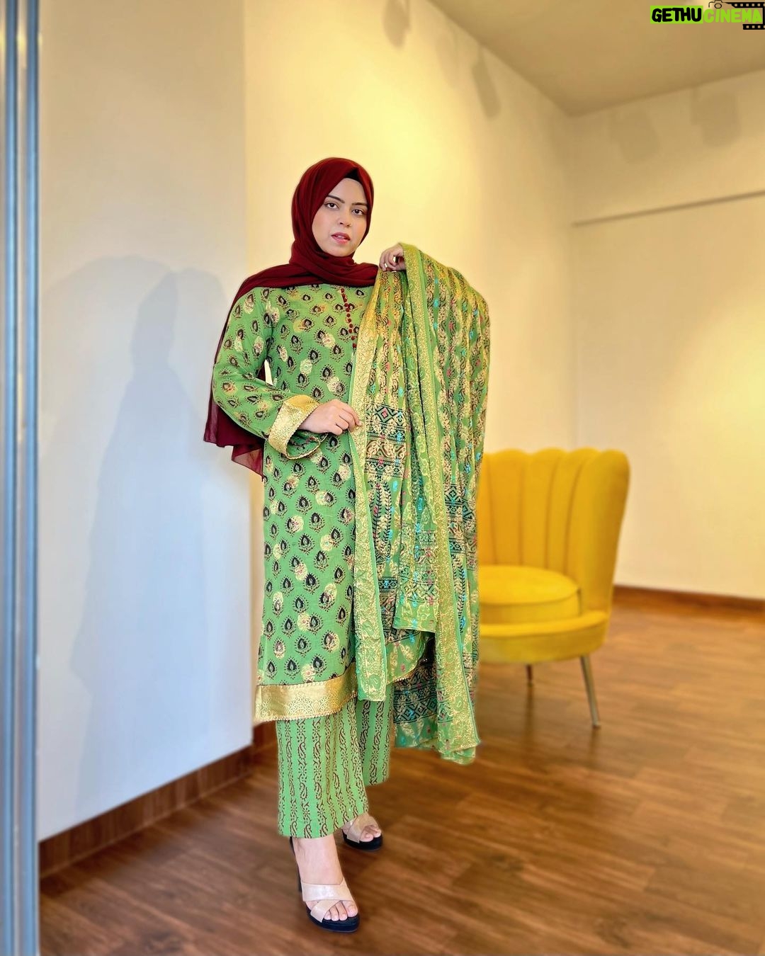 Saba Ibrahim Instagram - Ajeeb si hai betabi tere bina.. Reh bhi lete aur raha bhi nahi jata ❤️🙃 . . Outfit - @ak.batiq . . . #sabaibrahim#sabakajahaan#blogger#vlogger#influencer#outfitoftheday#outfitideas#cottonoutfit#ootd#trending#modestclothing#hijab#photoshoot
