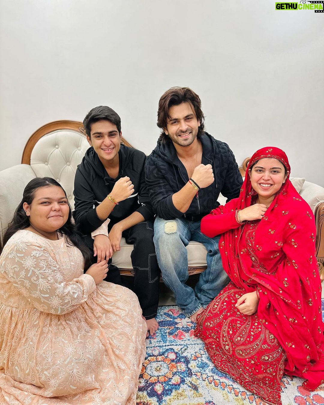 Saba Ibrahim Instagram - Yeh Bandhan toh pyar ka bandhan hai ❤️ Happy RakshaBandhan sab behno aur bhaiyon ko.. . . #rakshabandhan