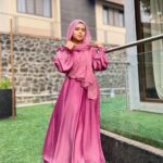 Saba Ibrahim Instagram - Mujhe manzoor hai tere naam ki tohmat.. Tumpe marte hain, Saaf kehte hain ❤️🤗 . . Abaya n khimar from - @sanashcollectionsbrand . . . #sabaibrahim#sabakakajahaan#abaya#abayastyle#khimar#latestabayadesign#modestclothing#mumbaiblogger#mumbai#trending#styleoftheday#instadaily#instagram#instafashion#love#shayari#peace#positivevibes