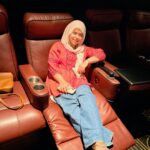 Saba Ibrahim Instagram - Movie time 🍿bohot time baad 😍 . . Apne last movie kaun si dekhi thi? 🤔 . . . . #sabaibrahim#sabakajahaan#lifestyleinfluencer#mumbaiblogger#cinemahall#theatre#movies#movietime#bollywoodmovies