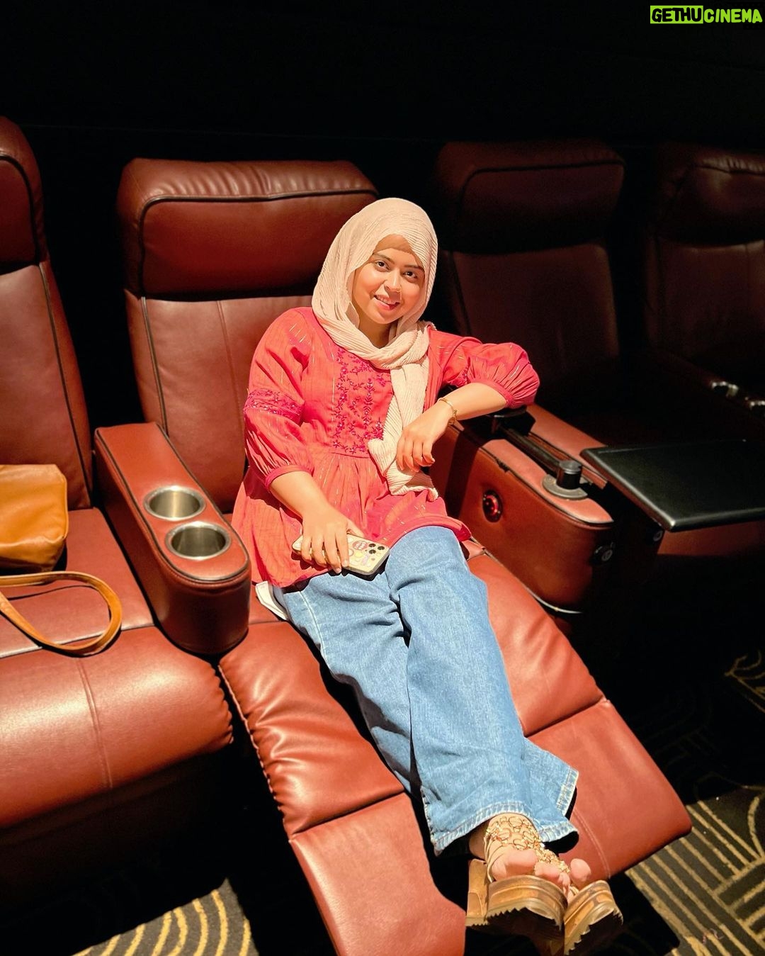 Saba Ibrahim Instagram - Movie time 🍿bohot time baad 😍 . . Apne last movie kaun si dekhi thi? 🤔 . . . . #sabaibrahim#sabakajahaan#lifestyleinfluencer#mumbaiblogger#cinemahall#theatre#movies#movietime#bollywoodmovies