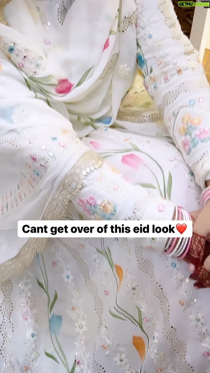 Saba Ibrahim Instagram - Thanku for loving it ❤️ . . #sabaibrahim#sabakajahaan#outfitideas#whitedress#whiteoutfit#ivory#offwhite#offwhite#eidlook#reelkarofeelkaro#instagram#reels
