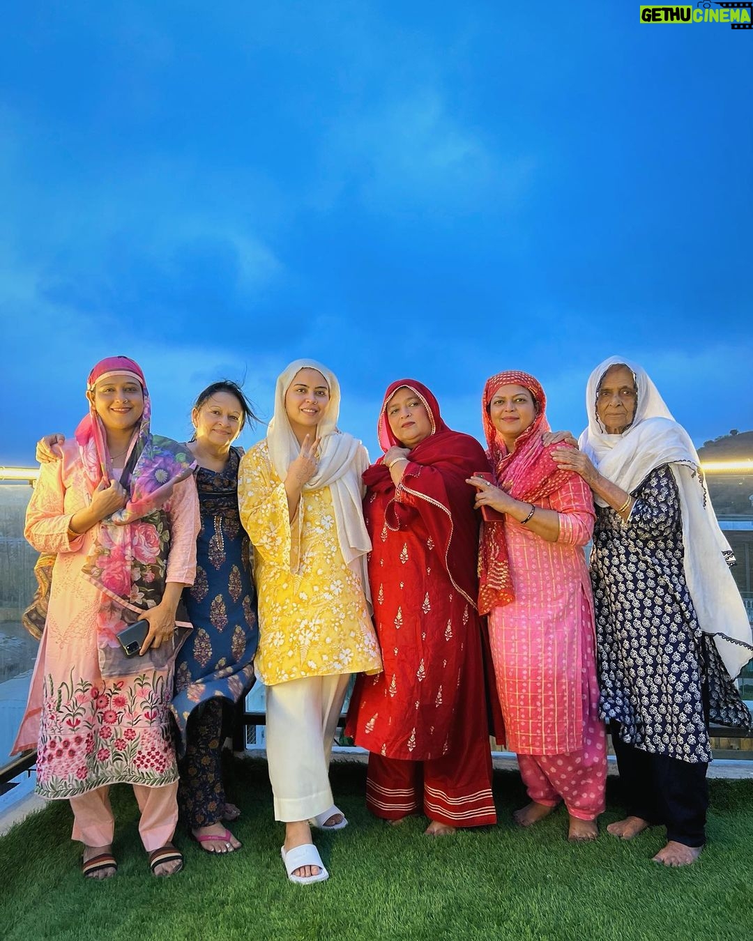 Saba Ibrahim Instagram - Happy time family time ❤️ Alhamdulilla.. Ma sha Allah.. . . . #sabaibrahim#sabakakajahaan#ibrahimfamily#familyvlogger#mumbai#india