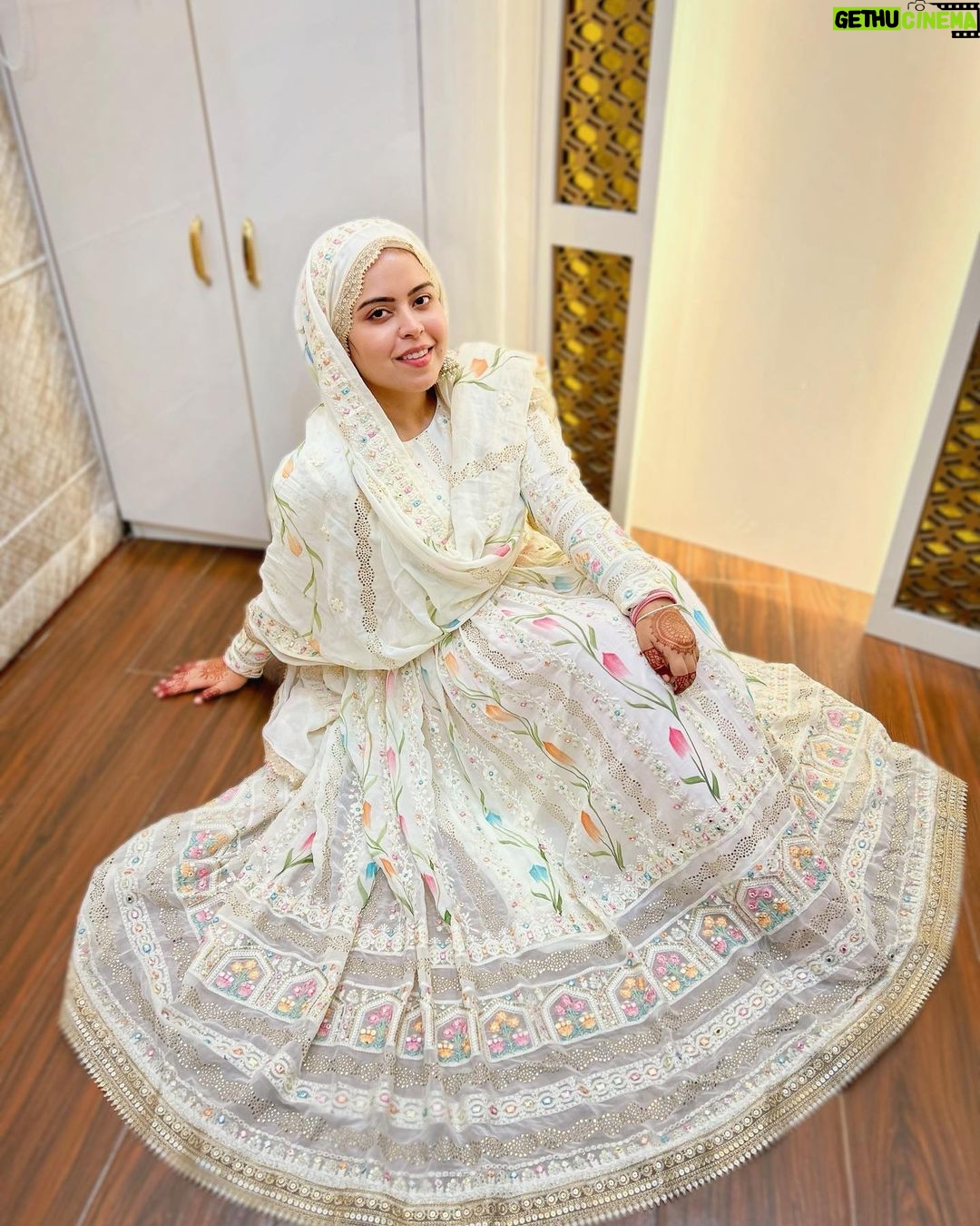 Saba Ibrahim Instagram - Khuda kare woh mile aur fasla na ho.. Phir uske baad bhichharne ko raasta na ho.. 🤲🏽🌸 . . (Eid day look 3 ) . . Fabric from - @bhagwancollections . . . #sabaibrahim#sabakajahaan#eidlook#eidmubarak#eidoutfit#mumbai#india#modestclothing#white#ivory#peace#love