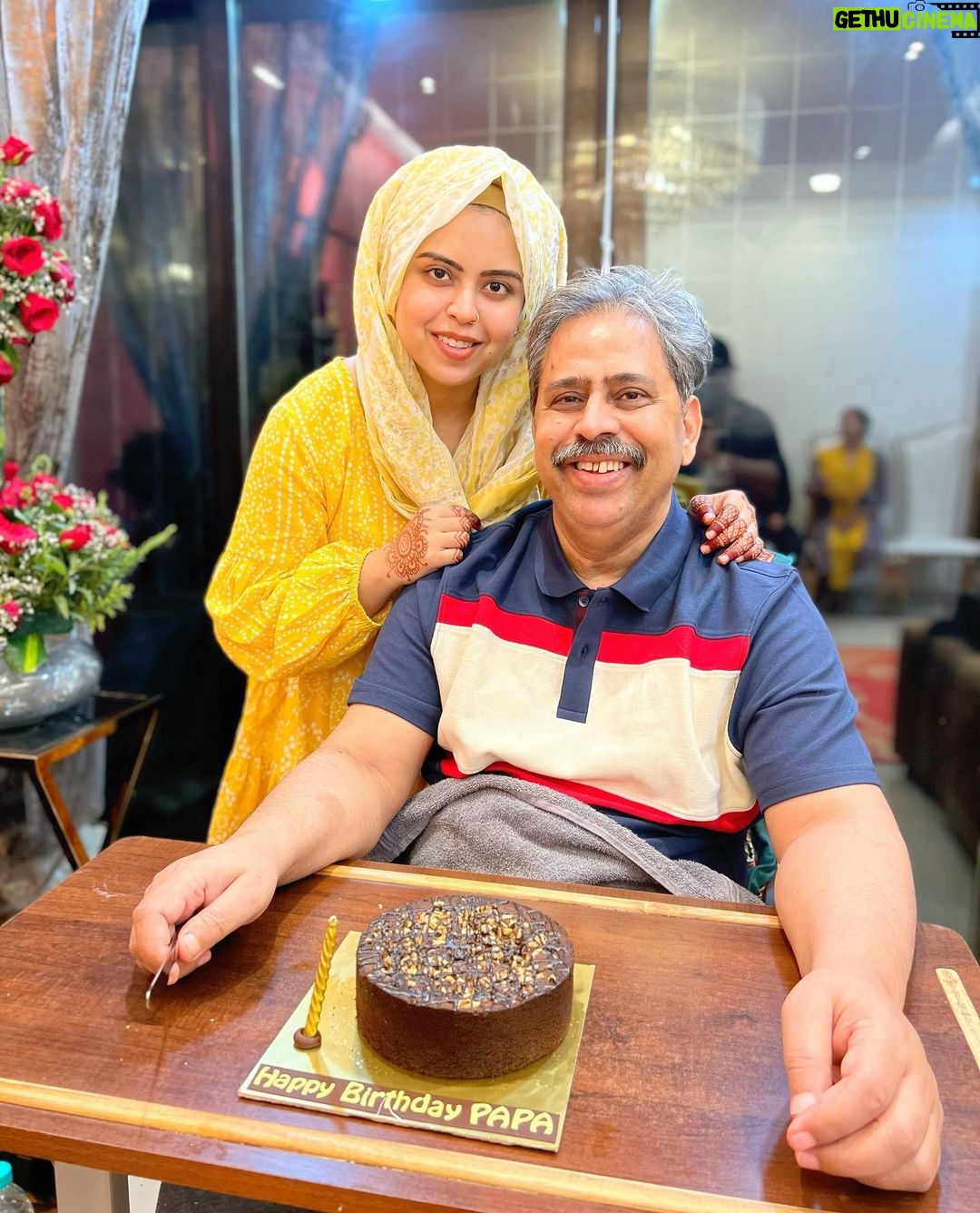 Saba Ibrahim Instagram - Happy birthday papa.. π . . Friends aap sab humesha papa ke liye bohot dua karte ho.. aaj bhi papa ke liye dua krna ke wo acche rahein aur unki lambi umar ho π€²π½ . . . #happybirthday#happybirthdaypapa#ibrahimfamily#love#peace