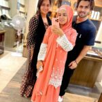 Saba Ibrahim Instagram - Hum teeno ki mirror selfie bohot time baad 🖤 Don’t forget to say MA SHA ALLAH . . . #shoaibibrahim#dipikakakaribrahim#sabaibrahim