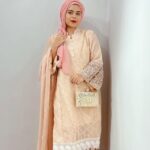 Saba Ibrahim Instagram - Mohobbat maani-o-alfaaz mein laayi nahi jaati.. Yeh wo naazuk haqeeqat hai jo samjhayi nahi jaati.. 🌸 . . . #eidoutfitinspo#eidinspo#sabaibrahim#sabakajahaan#lifestyleblogger#lifestyleinfluencer#mumbaiblogger#ramadankareem#ramadan2022#influencer#youtuber#ootd#lookoftheday
