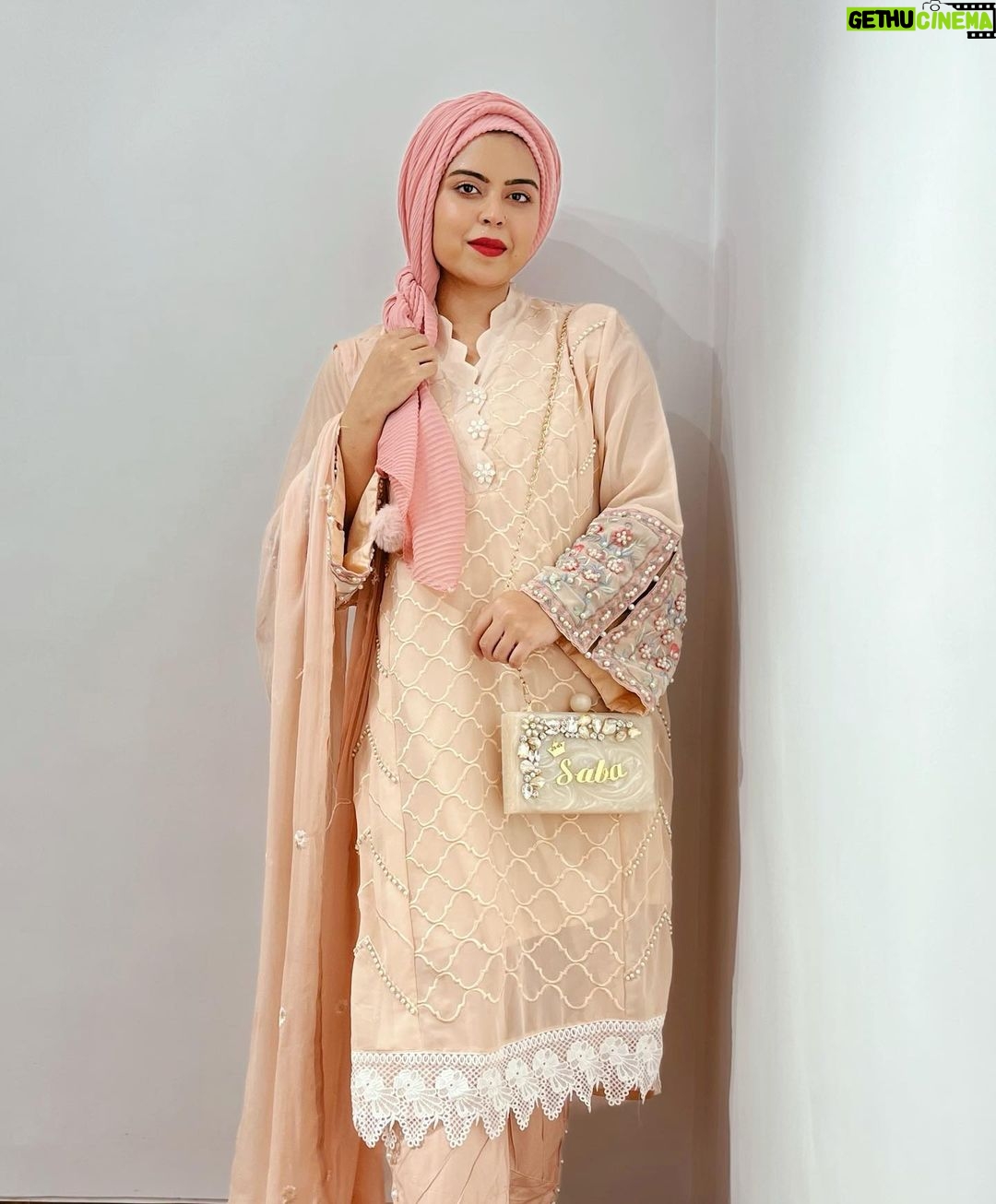 Saba Ibrahim Instagram - Mohobbat maani-o-alfaaz mein laayi nahi jaati.. Yeh wo naazuk haqeeqat hai jo samjhayi nahi jaati.. 🌸 . . . #eidoutfitinspo#eidinspo#sabaibrahim#sabakajahaan#lifestyleblogger#lifestyleinfluencer#mumbaiblogger#ramadankareem#ramadan2022#influencer#youtuber#ootd#lookoftheday