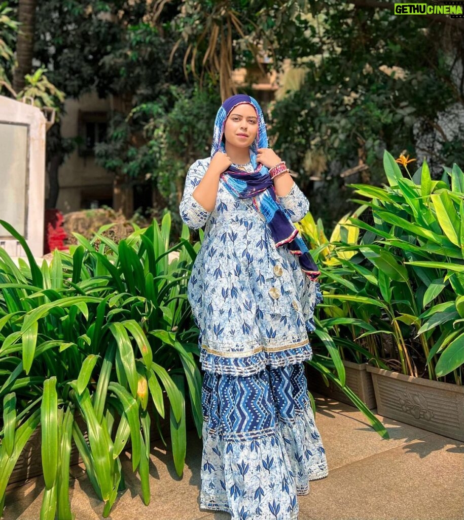 Saba Ibrahim Instagram - Maana ki sadgi ka daur nahi.. Lekin saadgi se acha kuch aur nahi.. 💙 . . Outfit - @lawn_suits_by_r_creation . . . . . #sabaibrahim#sabakajahaan#cottonsharara#indigoblue#cottonshararasuit#trending#photography#ootd#outfitoftheday#outfitideas#mumbai#india#mumbaiblogger#mumbaiinfluencer