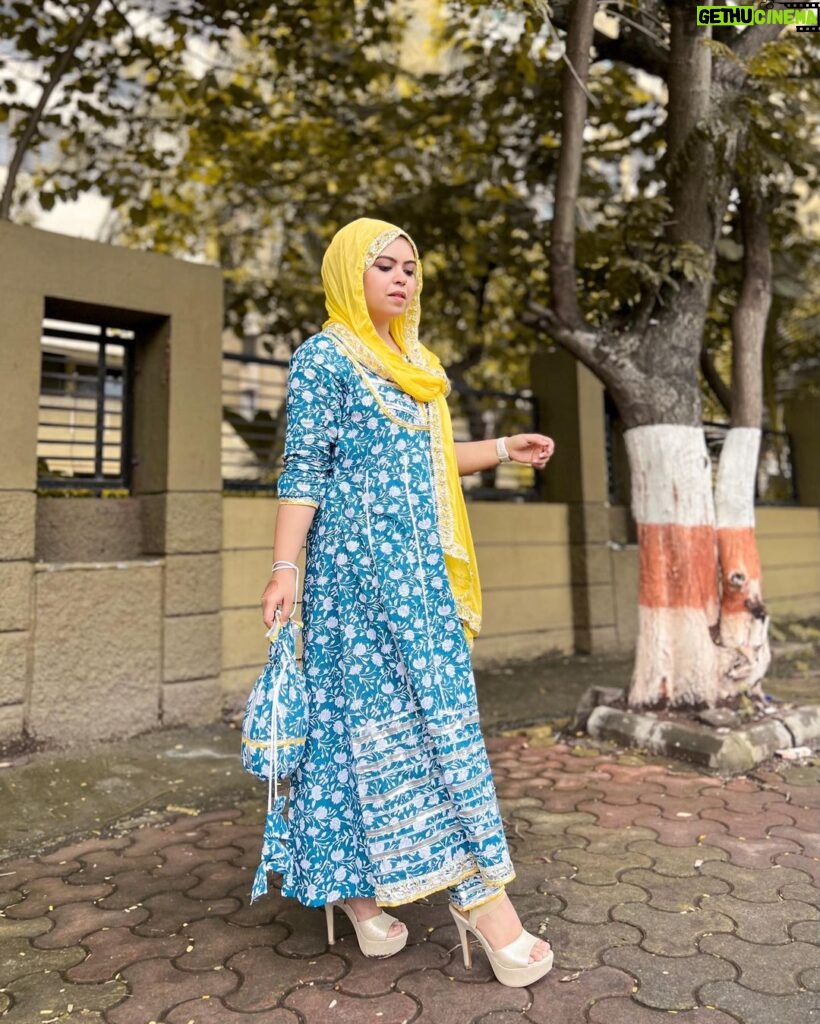 Saba Ibrahim Instagram - Teri sadgi, teri aajzi, teri har ada kamaal hai.. Mujhe Fakhr hai mujhe Naaz hai mera yaar be misaal hai.. ❤️🙃 . . . Outfit - @lawn_suits_by_r_creation 👗 . . #sabaibrahim#sabakajahaan#outfit#cottonanarkali#ootd#yellow#trending#lookoftheday#photoshoot#simplicity#modestclothing#love#peace