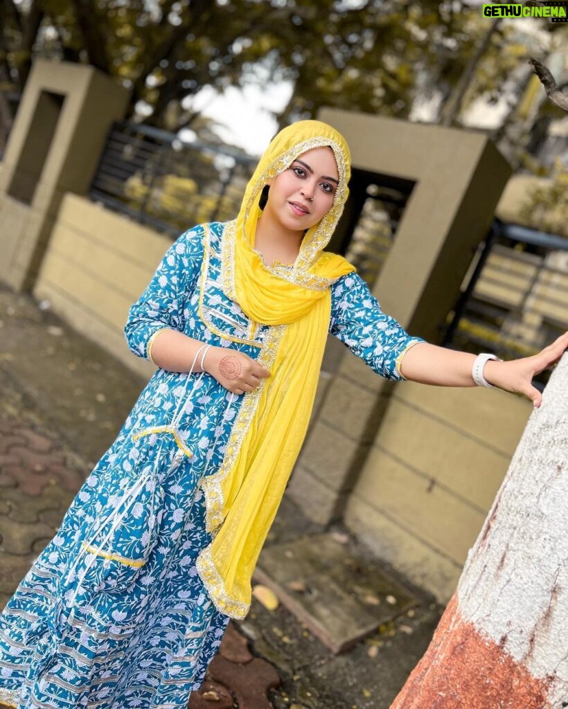 Saba Ibrahim Instagram - Teri sadgi, teri aajzi, teri har ada kamaal hai.. Mujhe Fakhr hai mujhe Naaz hai mera yaar be misaal hai.. ❤️🙃 . . . Outfit - @lawn_suits_by_r_creation 👗 . . #sabaibrahim#sabakajahaan#outfit#cottonanarkali#ootd#yellow#trending#lookoftheday#photoshoot#simplicity#modestclothing#love#peace