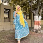 Saba Ibrahim Instagram - Teri sadgi, teri aajzi, teri har ada kamaal hai.. Mujhe Fakhr hai mujhe Naaz hai mera yaar be misaal hai.. ❤️🙃 . . . Outfit - @lawn_suits_by_r_creation 👗 . . #sabaibrahim#sabakajahaan#outfit#cottonanarkali#ootd#yellow#trending#lookoftheday#photoshoot#simplicity#modestclothing#love#peace