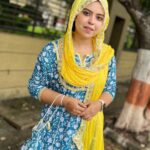 Saba Ibrahim Instagram - Teri sadgi, teri aajzi, teri har ada kamaal hai.. Mujhe Fakhr hai mujhe Naaz hai mera yaar be misaal hai.. ❤️🙃 . . . Outfit - @lawn_suits_by_r_creation 👗 . . #sabaibrahim#sabakajahaan#outfit#cottonanarkali#ootd#yellow#trending#lookoftheday#photoshoot#simplicity#modestclothing#love#peace