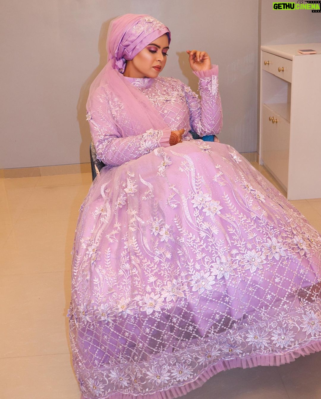 Saba Ibrahim Instagram - Tere khayalon ki Malika π . . Outfit - @ar_fabrics @ar_designer_surat π . . . Makeup- @makeup_by_aasiyakashmiri . . . #sabaibrahim#sabakajahaan#youtuber#vlogger#indianinfluencer#makeover#designergown#weddingoutfits#photoshoot#lookoftheday#trending#modestclothing