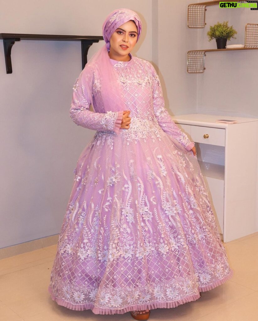 Saba Ibrahim Instagram - Tere khayalon ki Malika 💜 . . Outfit - @ar_fabrics @ar_designer_surat 👗 . . . Makeup- @makeup_by_aasiyakashmiri . . . #sabaibrahim#sabakajahaan#youtuber#vlogger#indianinfluencer#makeover#designergown#weddingoutfits#photoshoot#lookoftheday#trending#modestclothing