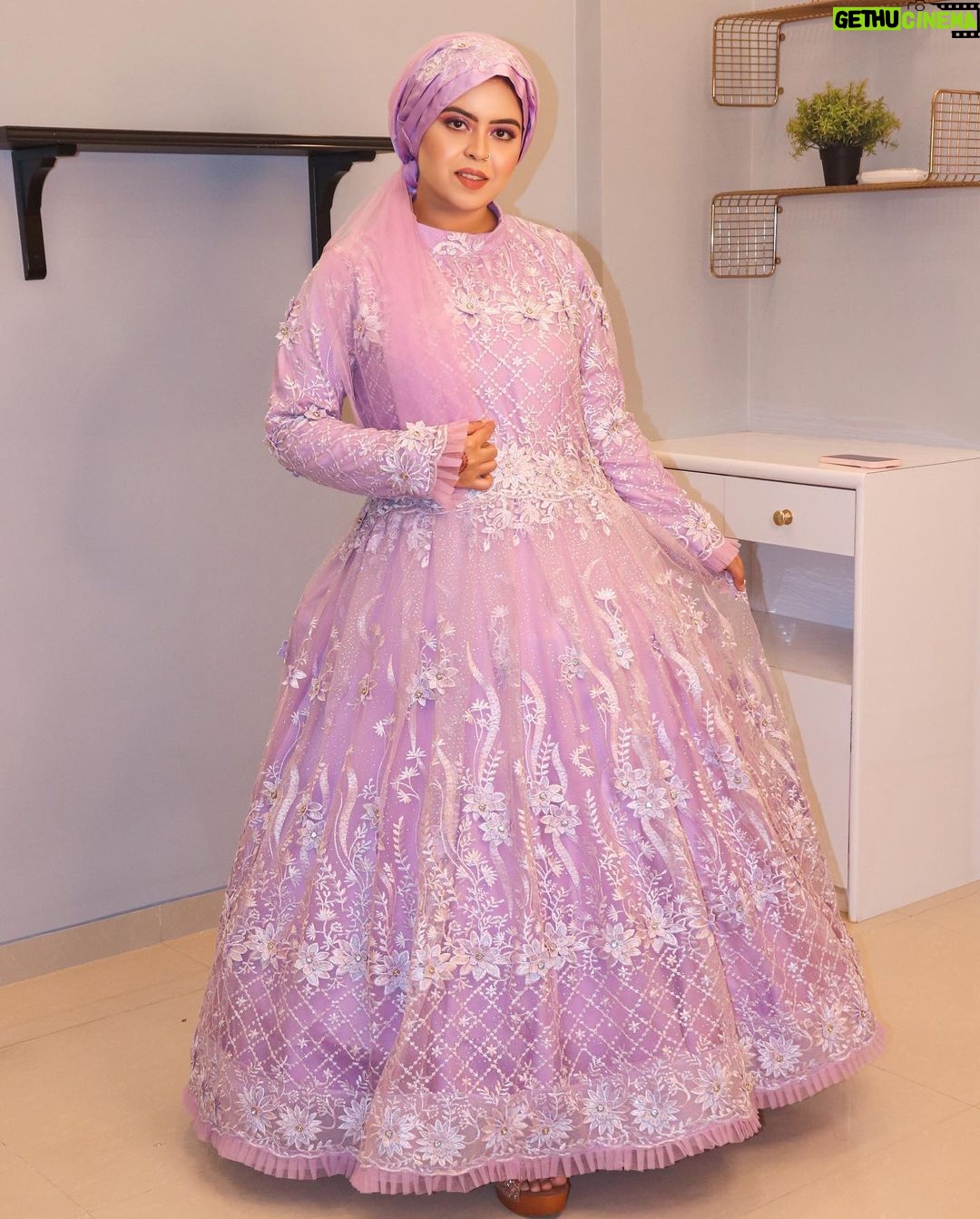 Saba Ibrahim Instagram - Tere khayalon ki Malika π . . Outfit - @ar_fabrics @ar_designer_surat π . . . Makeup- @makeup_by_aasiyakashmiri . . . #sabaibrahim#sabakajahaan#youtuber#vlogger#indianinfluencer#makeover#designergown#weddingoutfits#photoshoot#lookoftheday#trending#modestclothing