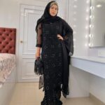 Saba Ibrahim Instagram - Main tumhe yaad nahi karti.. Tum mujhe yaad ho gaye ho 🖤 . . Outfit- @ans_chikankari_4u 👗 . . . #sabaibrahim#sabakajahaan#black#blacklove#chikankari#lucknowichikankari#ootd#photoshoot#trending#blackhijab#outfitideas#modestclothing#love#peace