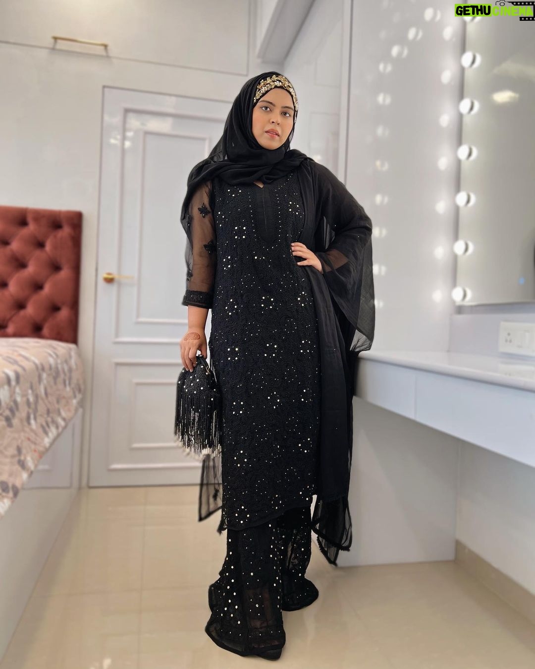 Saba Ibrahim Instagram - Main tumhe yaad nahi karti.. Tum mujhe yaad ho gaye ho π€ . . Outfit- @ans_chikankari_4u π . . . #sabaibrahim#sabakajahaan#black#blacklove#chikankari#lucknowichikankari#ootd#photoshoot#trending#blackhijab#outfitideas#modestclothing#love#peace