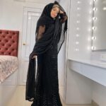 Saba Ibrahim Instagram - Main tumhe yaad nahi karti.. Tum mujhe yaad ho gaye ho 🖤 . . Outfit- @ans_chikankari_4u 👗 . . . #sabaibrahim#sabakajahaan#black#blacklove#chikankari#lucknowichikankari#ootd#photoshoot#trending#blackhijab#outfitideas#modestclothing#love#peace