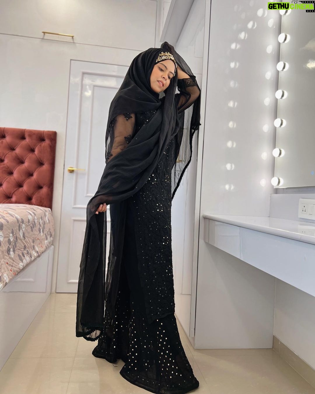 Saba Ibrahim Instagram - Main tumhe yaad nahi karti.. Tum mujhe yaad ho gaye ho π€ . . Outfit- @ans_chikankari_4u π . . . #sabaibrahim#sabakajahaan#black#blacklove#chikankari#lucknowichikankari#ootd#photoshoot#trending#blackhijab#outfitideas#modestclothing#love#peace