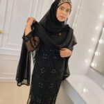 Saba Ibrahim Instagram - Main tumhe yaad nahi karti.. Tum mujhe yaad ho gaye ho 🖤 . . Outfit- @ans_chikankari_4u 👗 . . . #sabaibrahim#sabakajahaan#black#blacklove#chikankari#lucknowichikankari#ootd#photoshoot#trending#blackhijab#outfitideas#modestclothing#love#peace