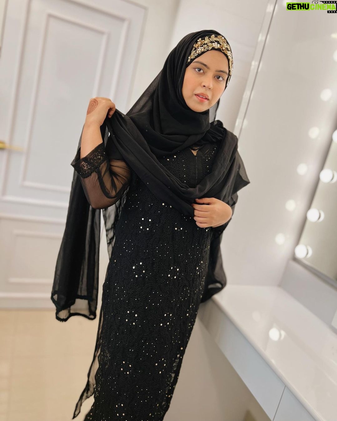 Saba Ibrahim Instagram - Main tumhe yaad nahi karti.. Tum mujhe yaad ho gaye ho π€ . . Outfit- @ans_chikankari_4u π . . . #sabaibrahim#sabakajahaan#black#blacklove#chikankari#lucknowichikankari#ootd#photoshoot#trending#blackhijab#outfitideas#modestclothing#love#peace