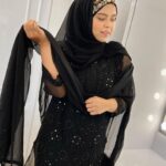 Saba Ibrahim Instagram - Main tumhe yaad nahi karti.. Tum mujhe yaad ho gaye ho 🖤 . . Outfit- @ans_chikankari_4u 👗 . . . #sabaibrahim#sabakajahaan#black#blacklove#chikankari#lucknowichikankari#ootd#photoshoot#trending#blackhijab#outfitideas#modestclothing#love#peace