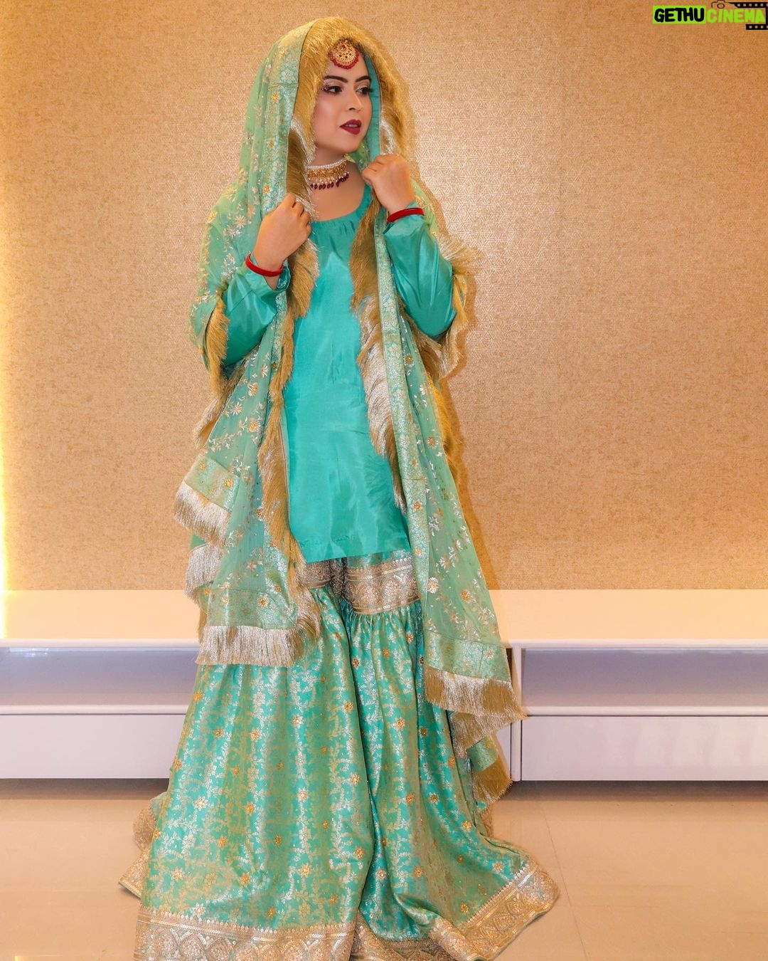 Saba Ibrahim Instagram - Suno.. bahut acha lagta hai mujhe.. Tumhara had mein rehkar behad pyar karna ❤️ . . Outfit - @online_ghararas 👗 . . Makeup - @makeup_by_aasiyakashmiri . . Edit - @parinda_pawan . . . #sabaibrahim#sabakajahaan#outfit#gharara#shararasuit#weddingoutfits#bridalmakeup#bridalwear