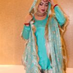Saba Ibrahim Instagram - Suno.. bahut acha lagta hai mujhe.. Tumhara had mein rehkar behad pyar karna ❤️ . . Outfit - @online_ghararas 👗 . . Makeup - @makeup_by_aasiyakashmiri . . Edit - @parinda_pawan . . . #sabaibrahim#sabakajahaan#outfit#gharara#shararasuit#weddingoutfits#bridalmakeup#bridalwear