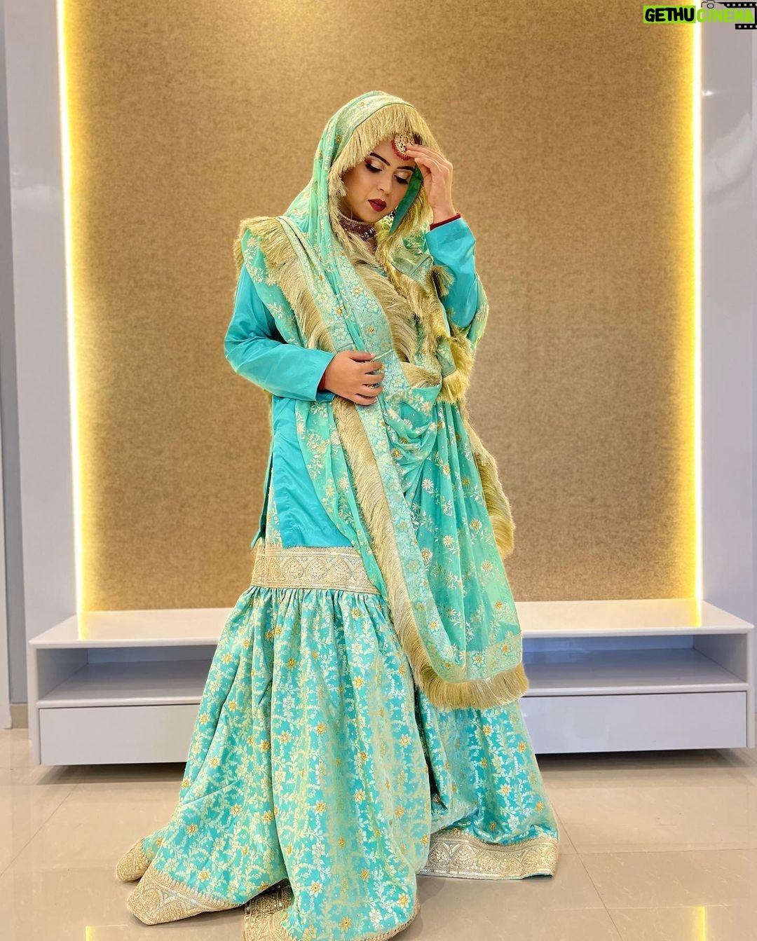 Saba Ibrahim Instagram - Suno.. bahut acha lagta hai mujhe.. Tumhara had mein rehkar behad pyar karna ❤️ . . Outfit - @online_ghararas 👗 . . Makeup - @makeup_by_aasiyakashmiri . . Edit - @parinda_pawan . . . #sabaibrahim#sabakajahaan#outfit#gharara#shararasuit#weddingoutfits#bridalmakeup#bridalwear