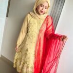 Saba Ibrahim Instagram - Meri chunari laal rang ki sharmaye ghabraye.. Tu jo daale ispe nazar yeh aur laal ho jaye.. ❤️ . . Eid outfit inspo - 1 . . Outfit - @boutiquecollectionmirza01 ❤️ . . . #sabaibrahim#sabakajahaan#eidoutfit#eidoutfitinspo#eidinspiration#sabaibrahimvlogs#redandbeige#redoutfit#wedding#weddingoutfit#instagram#trending#lookoftheday