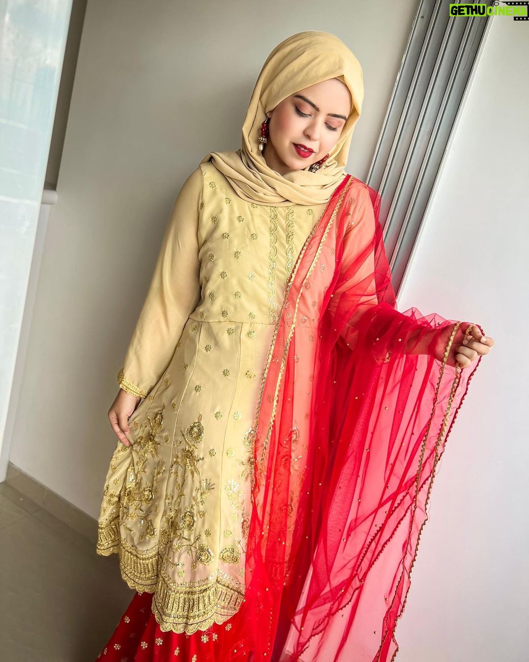 Saba Ibrahim Instagram - Meri chunari laal rang ki sharmaye ghabraye.. Tu jo daale ispe nazar yeh aur laal ho jaye.. ❤️ . . Eid outfit inspo - 1 . . Outfit - @boutiquecollectionmirza01 ❤️ . . . #sabaibrahim#sabakajahaan#eidoutfit#eidoutfitinspo#eidinspiration#sabaibrahimvlogs#redandbeige#redoutfit#wedding#weddingoutfit#instagram#trending#lookoftheday
