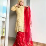 Saba Ibrahim Instagram - Meri chunari laal rang ki sharmaye ghabraye.. Tu jo daale ispe nazar yeh aur laal ho jaye.. ❤️ . . Eid outfit inspo - 1 . . Outfit - @boutiquecollectionmirza01 ❤️ . . . #sabaibrahim#sabakajahaan#eidoutfit#eidoutfitinspo#eidinspiration#sabaibrahimvlogs#redandbeige#redoutfit#wedding#weddingoutfit#instagram#trending#lookoftheday