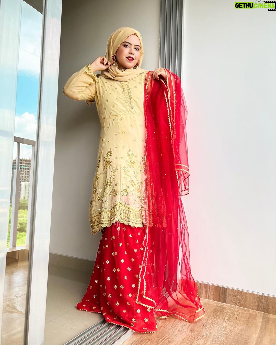 Saba Ibrahim Instagram - Meri chunari laal rang ki sharmaye ghabraye.. Tu jo daale ispe nazar yeh aur laal ho jaye.. ❤️ . . Eid outfit inspo - 1 . . Outfit - @boutiquecollectionmirza01 ❤️ . . . #sabaibrahim#sabakajahaan#eidoutfit#eidoutfitinspo#eidinspiration#sabaibrahimvlogs#redandbeige#redoutfit#wedding#weddingoutfit#instagram#trending#lookoftheday