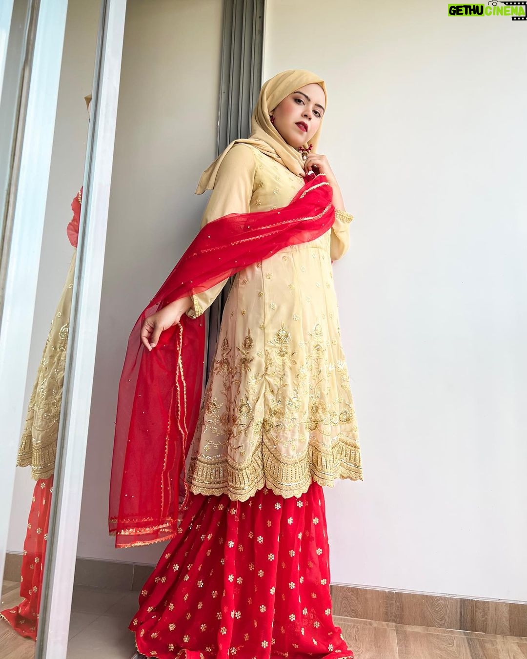 Saba Ibrahim Instagram - Meri chunari laal rang ki sharmaye ghabraye.. Tu jo daale ispe nazar yeh aur laal ho jaye.. ❤️ . . Eid outfit inspo - 1 . . Outfit - @boutiquecollectionmirza01 ❤️ . . . #sabaibrahim#sabakajahaan#eidoutfit#eidoutfitinspo#eidinspiration#sabaibrahimvlogs#redandbeige#redoutfit#wedding#weddingoutfit#instagram#trending#lookoftheday