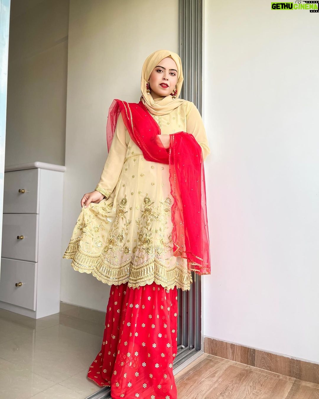 Saba Ibrahim Instagram - Meri chunari laal rang ki sharmaye ghabraye.. Tu jo daale ispe nazar yeh aur laal ho jaye.. ❤️ . . Eid outfit inspo - 1 . . Outfit - @boutiquecollectionmirza01 ❤️ . . . #sabaibrahim#sabakajahaan#eidoutfit#eidoutfitinspo#eidinspiration#sabaibrahimvlogs#redandbeige#redoutfit#wedding#weddingoutfit#instagram#trending#lookoftheday