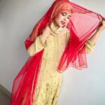 Saba Ibrahim Instagram - Meri chunari laal rang ki sharmaye ghabraye.. Tu jo daale ispe nazar yeh aur laal ho jaye.. ❤️ . . Eid outfit inspo - 1 . . Outfit - @boutiquecollectionmirza01 ❤️ . . . #sabaibrahim#sabakajahaan#eidoutfit#eidoutfitinspo#eidinspiration#sabaibrahimvlogs#redandbeige#redoutfit#wedding#weddingoutfit#instagram#trending#lookoftheday