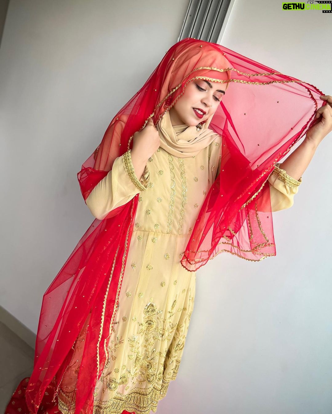 Saba Ibrahim Instagram - Meri chunari laal rang ki sharmaye ghabraye.. Tu jo daale ispe nazar yeh aur laal ho jaye.. ❤️ . . Eid outfit inspo - 1 . . Outfit - @boutiquecollectionmirza01 ❤️ . . . #sabaibrahim#sabakajahaan#eidoutfit#eidoutfitinspo#eidinspiration#sabaibrahimvlogs#redandbeige#redoutfit#wedding#weddingoutfit#instagram#trending#lookoftheday