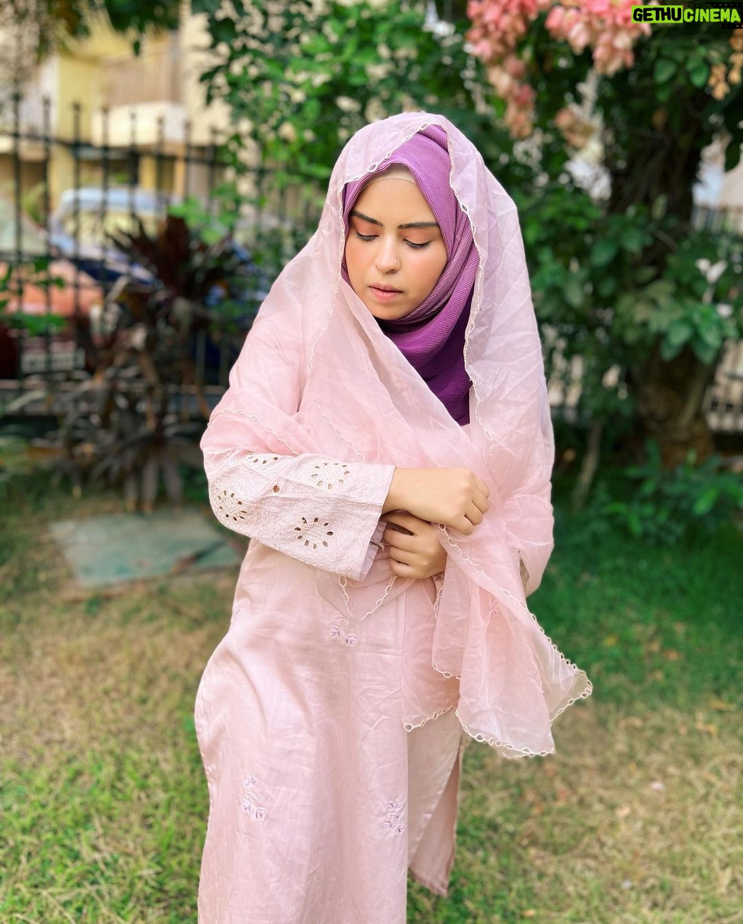 Saba Ibrahim Instagram - Photo dump of last few days 💜 . . spot santosh bhaiya? 🤫 comments mein batao kaun si photo mein kaha hai?
