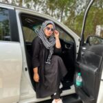 Saba Ibrahim Instagram - Chalo longdrive pe chalein.. Gaadi 🚗 main chalaungi 🙈😻 . . Batao kaha jana hai? . . Aur ye bhi batao apko driving aati hai? 🤔 . . . #sabaibrahim#sabakajahaan#mumbaiblogger#lifestyleblogger#lifestyleinfluencer#blackootd#blackoutfit#ootd#trending#positivevibes#youtuber#vlogger