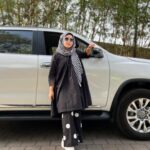 Saba Ibrahim Instagram - Chalo longdrive pe chalein.. Gaadi 🚗 main chalaungi 🙈😻 . . Batao kaha jana hai? . . Aur ye bhi batao apko driving aati hai? 🤔 . . . #sabaibrahim#sabakajahaan#mumbaiblogger#lifestyleblogger#lifestyleinfluencer#blackootd#blackoutfit#ootd#trending#positivevibes#youtuber#vlogger