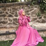 Saba Ibrahim Instagram - Mujhe manzoor hai tere naam ki tohmat.. Tumpe marte hain, Saaf kehte hain ❤️🤗 . . Abaya n khimar from - @sanashcollectionsbrand . . . #sabaibrahim#sabakakajahaan#abaya#abayastyle#khimar#latestabayadesign#modestclothing#mumbaiblogger#mumbai#trending#styleoftheday#instadaily#instagram#instafashion#love#shayari#peace#positivevibes