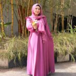 Saba Ibrahim Instagram - Mujhe manzoor hai tere naam ki tohmat.. Tumpe marte hain, Saaf kehte hain ❤️🤗 . . Abaya n khimar from - @sanashcollectionsbrand . . . #sabaibrahim#sabakakajahaan#abaya#abayastyle#khimar#latestabayadesign#modestclothing#mumbaiblogger#mumbai#trending#styleoftheday#instadaily#instagram#instafashion#love#shayari#peace#positivevibes