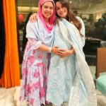 Saba Ibrahim Instagram - Happy birthday pyari bhabhi @ms.dipika Aur ab Ruhaan ki Ammi (ma sha Allah) ❤️ . . Yeh photo Bhai ke birthday dinner ki thi socha tha araam se next day post karungi.. Aur caption dalungi.. “1st PHOTO WITH BABY BUMP” Lekin pata hi nai tha ke yeh 1st photo aur last photo ho jayegi baby bump k sath.. ❤️😃 Pata hi nahi tha ke bas Ruhaan kuch ghanto baad bahar aa jayega hum sabki zindagi mein.. 🤲🏽 Yeh special photo post nai kar paayi to aaj kar rahi hu apke special day pe❤️ 🤲🏽😅 Is khushi aur Shukar ke sath ke sab achcha hua. . . Alhamdulillah ma sha Allah #1stbirthdayasmom @ms.dipika ❤️ Trident, Nariman Point, Mumbai