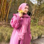 Saba Ibrahim Instagram - Mujhe manzoor hai tere naam ki tohmat.. Tumpe marte hain, Saaf kehte hain ❤️🤗 . . Abaya n khimar from - @sanashcollectionsbrand . . . #sabaibrahim#sabakakajahaan#abaya#abayastyle#khimar#latestabayadesign#modestclothing#mumbaiblogger#mumbai#trending#styleoftheday#instadaily#instagram#instafashion#love#shayari#peace#positivevibes